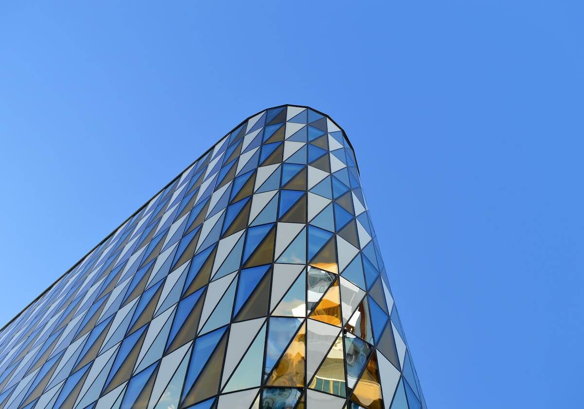 上海男篮官宣张镇麟正式加盟，身披77号战袍，去年同日郭艾伦离开辽篮